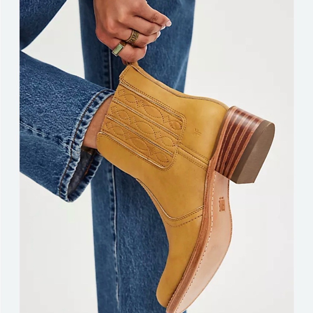 New Frye Campus Chelsea Ankle Boot Light Sand Distressed
Leather